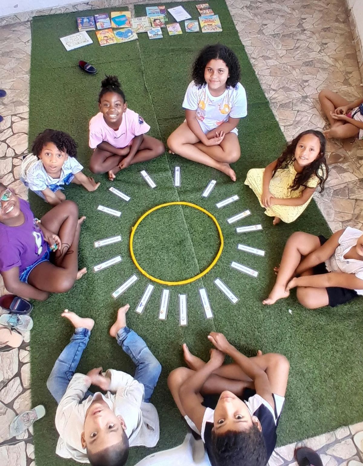 Crianças do Instituto Reescrever em roda de leitura